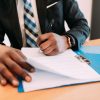contrato Professional businessman working with documents at his modern office. Business concept.